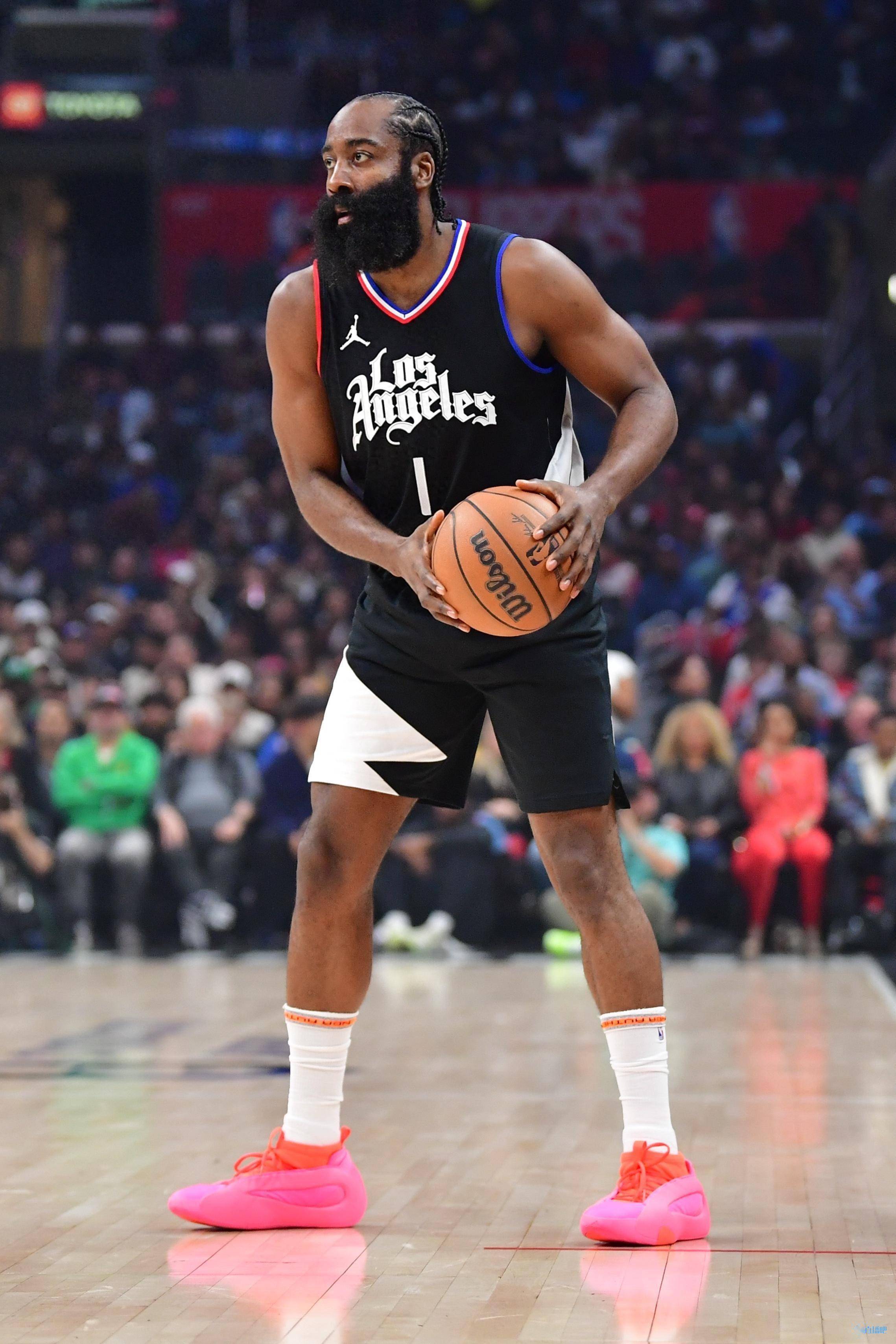 包含北京首钢发布备战花絮，清晨扳平良机，NBA常规赛任务艰巨，控场能力受关注的词条