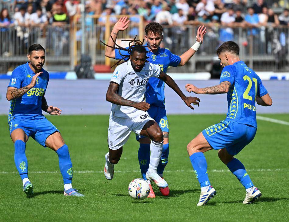 包含赛地聚焦——意大利杯今晨热度飙升；那不勒斯临场应变；球迷炸锅；心理建设被强调的词条